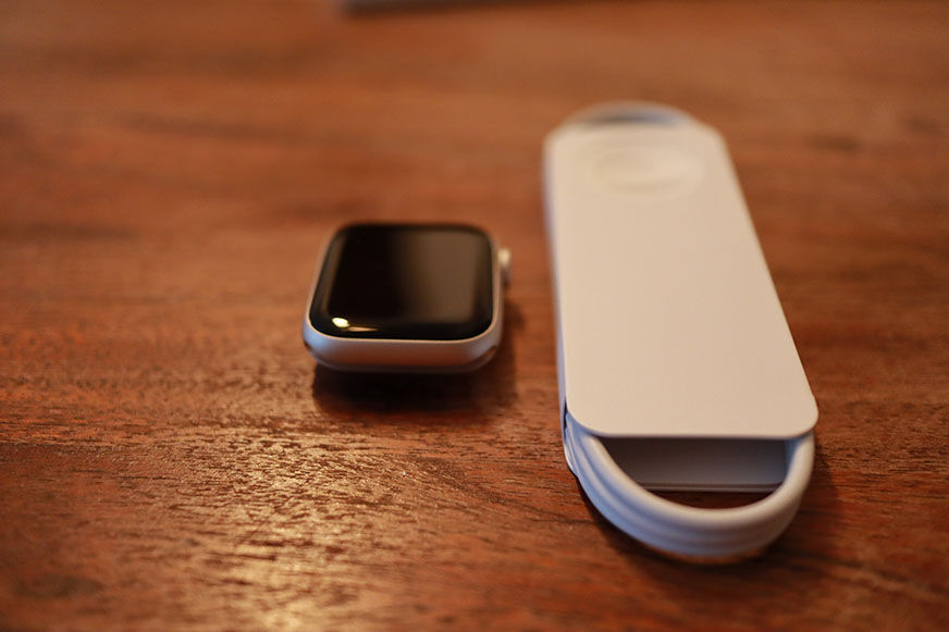 Вы можете видеть кабель для зарядки Apple Watch SE 2.